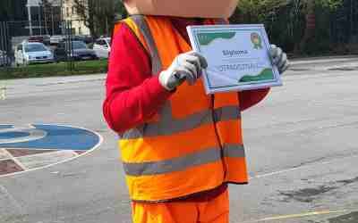 Akcija razvrstavanja otpada na školskom igralištu uz program „Otpadoznalci“